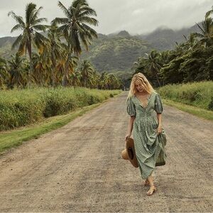 ASHEVILLE DRESS -- GREEN COTTAGE DAISY FLORAL
2806-2734-100-GR-L